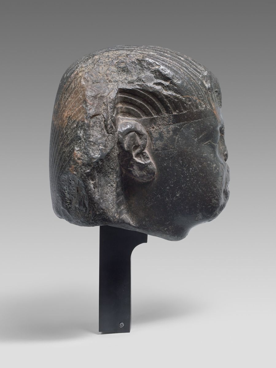 Tête d'un pharaon attribuée à Apriès (titre d'usage)_1