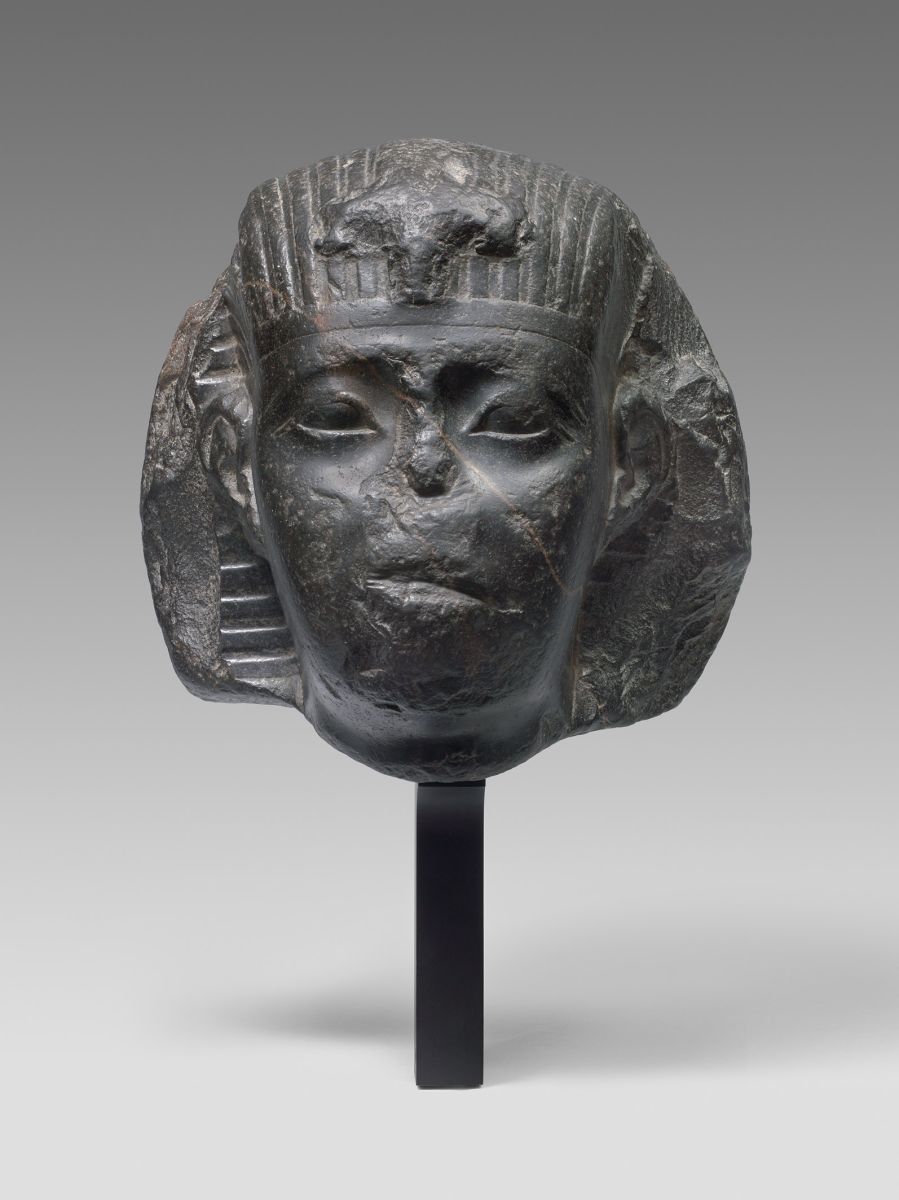 Tête d'un pharaon attribuée à Apriès (titre d'usage)_0