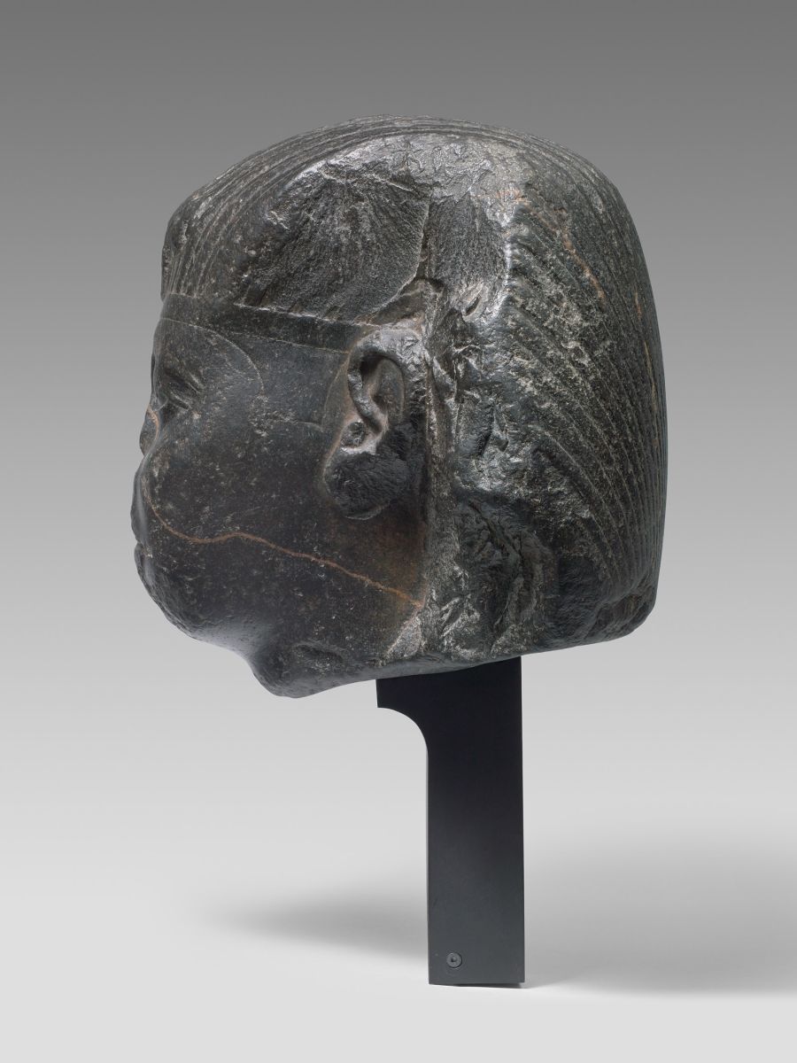 Tête d'un pharaon attribuée à Apriès (titre d'usage)_3