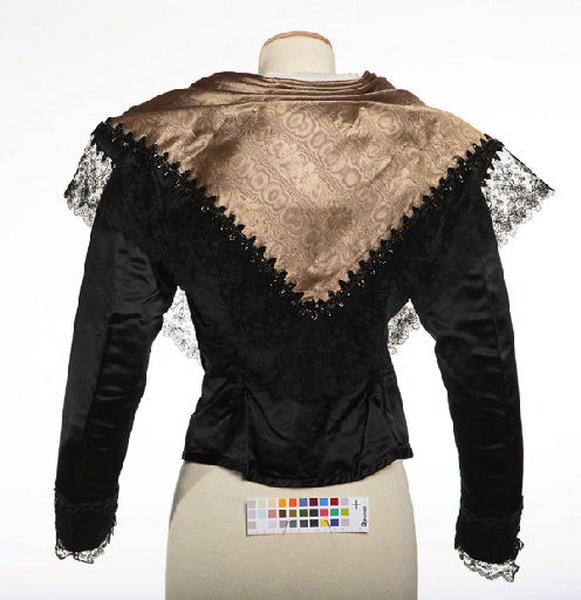 Fichu (carré, élément d'ensemble), costume_2