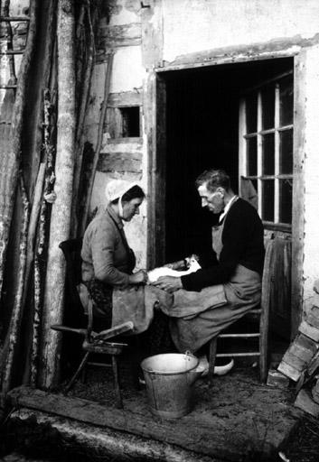 Cyrille Poncet et sa femme chaponnent un coq_0