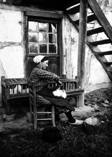 La femme de Cyrille Poncet dans sa ferme de Pommiers engraissant des chapons_0