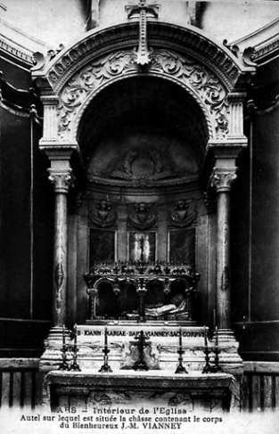 Ars sur Formans : Intérieur de l'église. Autel sur lequel est situé la châsse contenant le corps du Bienheureux J. M. Vianney_0