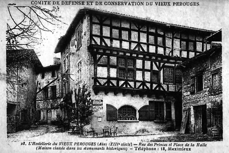 L'Hostellerie du Vieux Pérouges (Ain). Rue des Princes et place de la halle (maison classée monument historique)_0