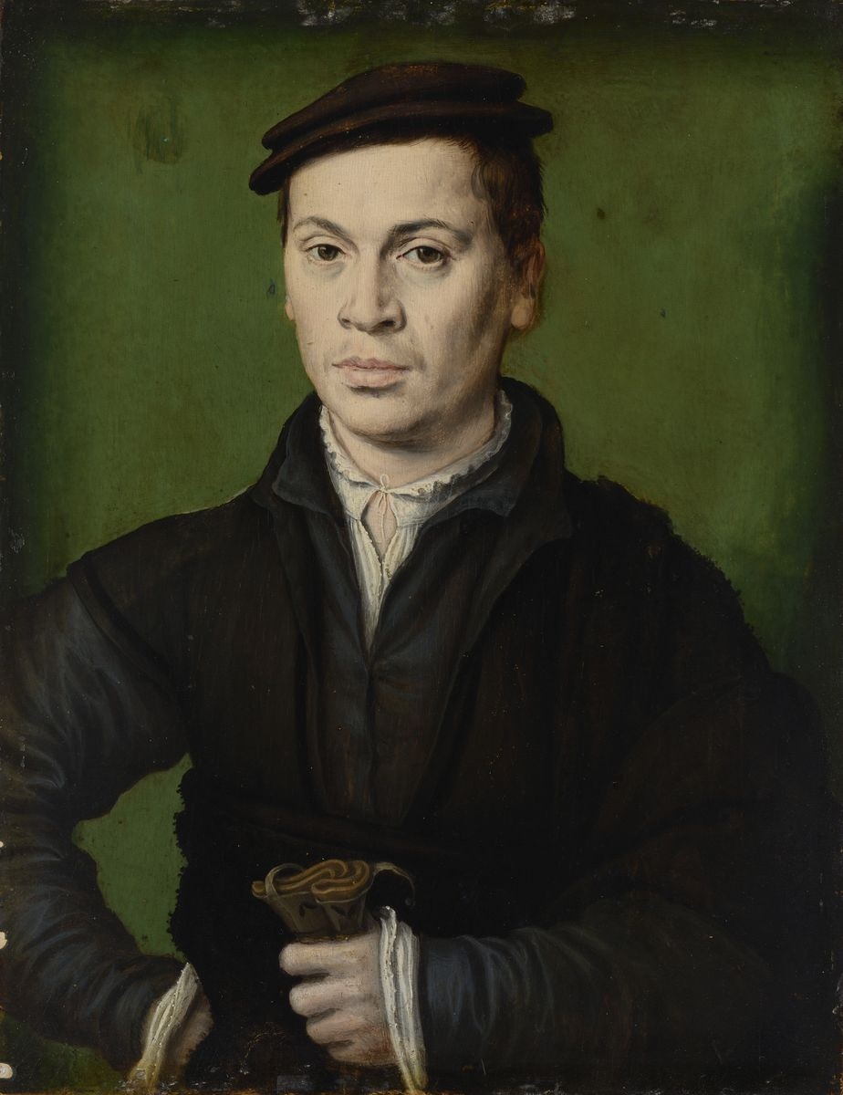 Portrait d'homme au béret noir portant une paire de gants_0