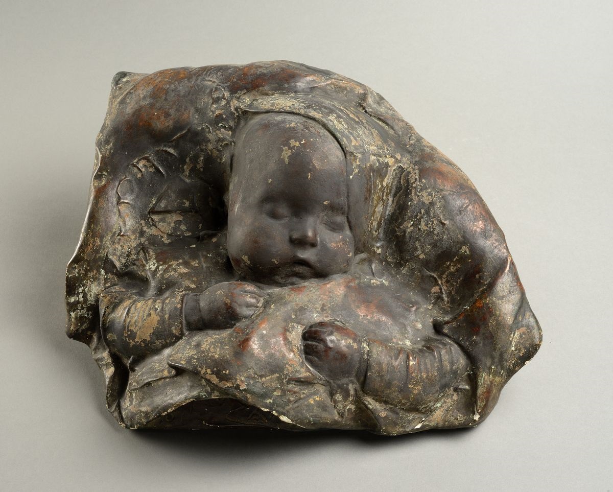 Bébé dormant les poings sur la poitrine, Jean Carriès, 1888 Vers,1890 Vers