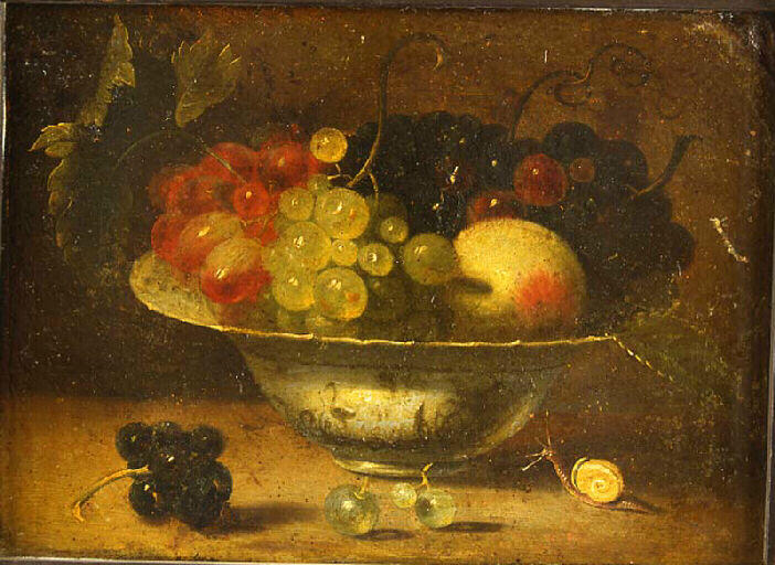 Fruits dans une coupe en porcelaine_0