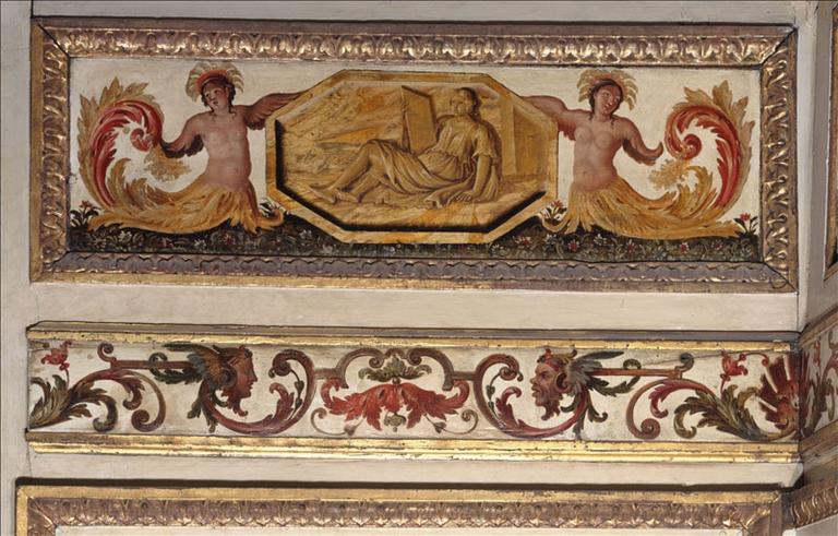 Panneau de lambris d'attique décoré de deux génies encadrant un médaillon octogonal à figure allégorique_0