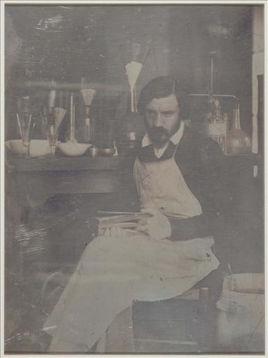 Portrait du daguerréotypiste Marie-Charles-Isidore Choiselat (Paris 1815-Paris 1858) dans son laboratoire_0