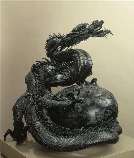 Dragon enserrant un brûle-parfum sphérique à décor de phénix en bronze, Japon_0