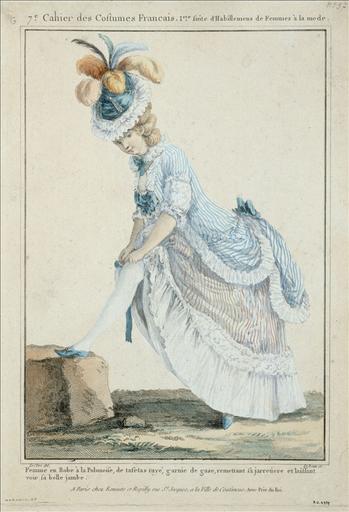 Galerie des Modes, 1776, planche G 37 : femme en robe à la polonaise, de taffetas rayé garnie de gaze, remettant sa jarretière et laissant voir sa belle jambe_0