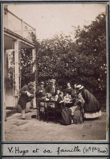 Victor Hugo et sa famille au dîner des enfants pauvres à Hauteville House_0