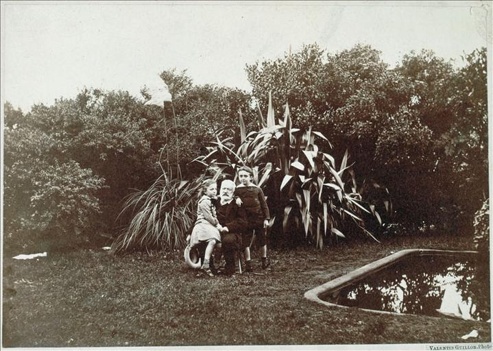 Victor Hugo avec Georges et Jeanne à Hauteville House en 1878 (près de la pièce d'eau)_0