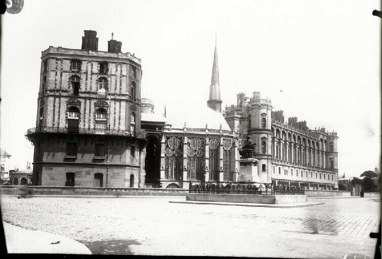 Château de Saint-Germain-en-Laye. Vue de l'angle sud-ouest et de la chapelle pendant la restauration d'Eugène Millet (1862-1878)_0