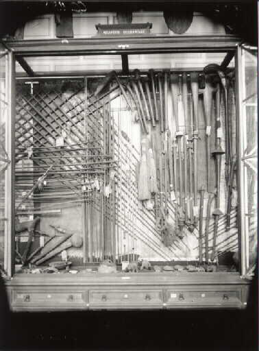 Musée des antiquités nationales. Premier étage. Vue de la salle de comparaison. Détail de la vitrine 32 (Australie et Océanie). Mélanésie occidentale. Nouvelles-Hébrides_0