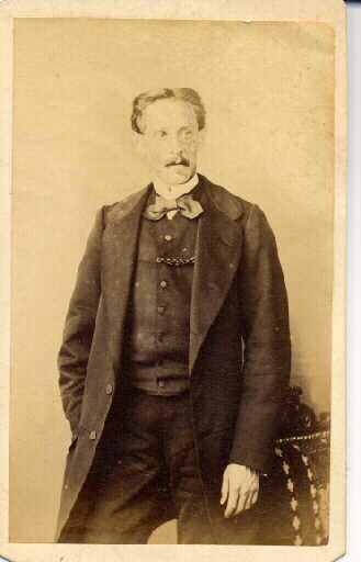 Portrait d'archéologue. Geoffroy d'Ault du Mesnil (1843-1921). Portrait en pied, en redingote, visage de trois-quarts droit_0
