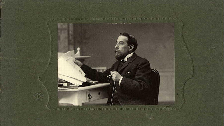Portrait d'archéologue. Baron Joseph de Baye (1853-1931). Portrait assis, lisant, de profil gauche, main en appui sur une canne_0