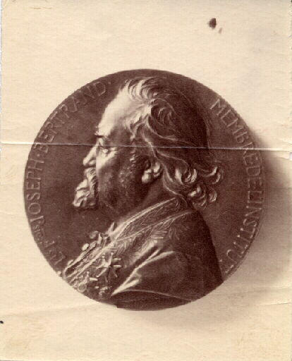 Portrait d'archéologue. Portrait en médaille de Joseph Bertrand (1822-1900) en habit d'académicien_0