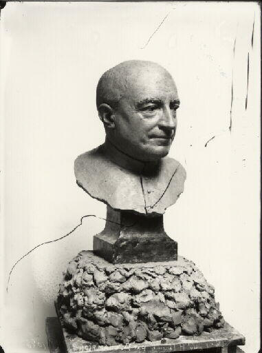 Portrait d'archéologue. Portrait de l'abbé Henri Breuil (1877-1961) en buste. Vue de trois-quarts droit d'un modelage original en terre par Benoît Claude Champion_0