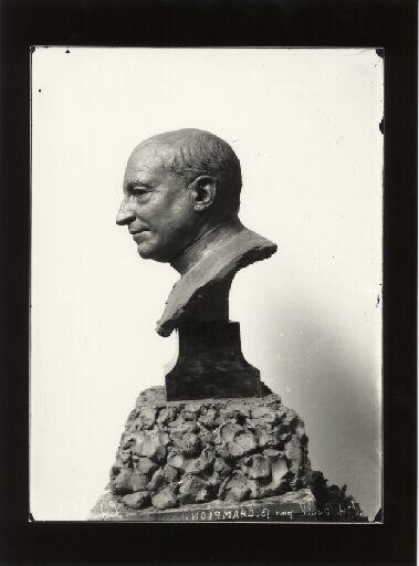 Portrait d'archéologue. Portrait de l'abbé Henri Breuil (1877-1961) en buste. Vue de profil gauche d'un modelage original en terre par Benoît Claude Champion_0