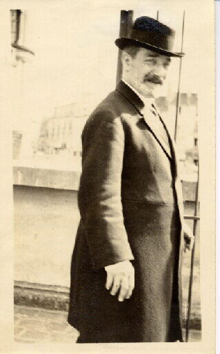 Portrait d'archéologue. Portrait de H.M. Cashmore. Instantané pris sur la passerelle de la façade ouest du musée des antiquités nationales, 1921