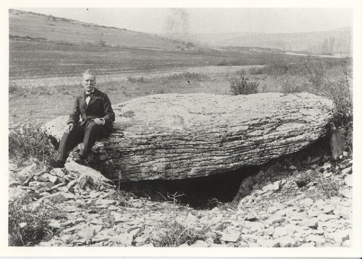 Portrait d'archéologue. Portrait d'Oscar Montelius (1843-1921) assis sur un dolmen_0