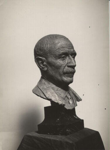 Portrait d'archéologue. Portrait en buste de Denis Peyrony (1869-1954). Vue de trois-quarts droit d'un tirage plâtre patiné (Champion, sculpteur)_0