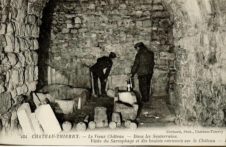 454 CHATEAU-THIERRY - LE VIEUX CHATEAU - DANS LES SOUTERRAINS. VISITE DU SARCOPHAGE ET DES BOULETS RETROUVES SUR LE CHATEAU_0