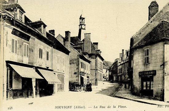 148 SOUVIGNY (ALLIER) - LA RUE DE LA PLACE_0