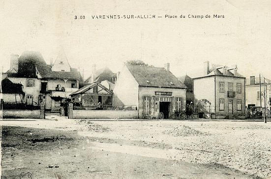 VARENNES-SUR-ALLIER - PLACE DU CHAMP DE MARS_0