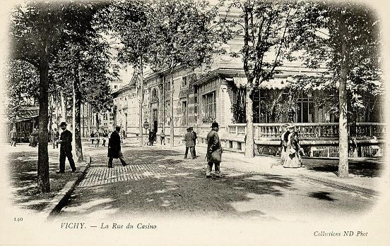 140 VICHY - LA RUE DU CASINO_0