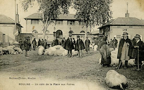 MOULINS - UN COIN DE LA PLACE AUX FOIRES_0