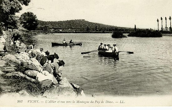 203 VICHY - L'ALLIER ET VUE VERS LA MONTAGNE DU PUY DE DÔME_0