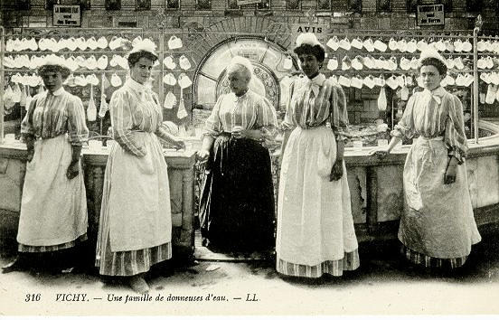 316 VICHY - UNE FAMILLE DE DONNEUSES D'EAU_0