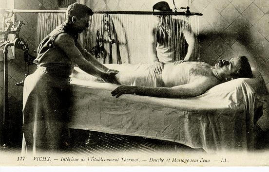 117 VICHY - INTERIEUR DE L'ETABLISSEMENT THERMAL - DOUCHE ET MASSAGE SOUS L'EAU_0