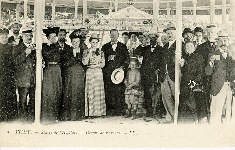 9 VICHY - SOURCE DE L'HOPITAL - GROUPE DE BUVEURS_0