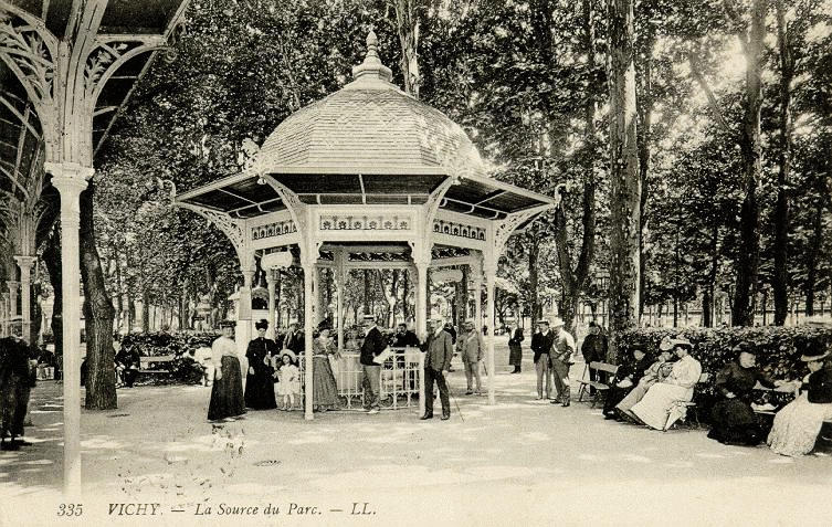 335 VICHY - LA SOURCE DU PARC_0