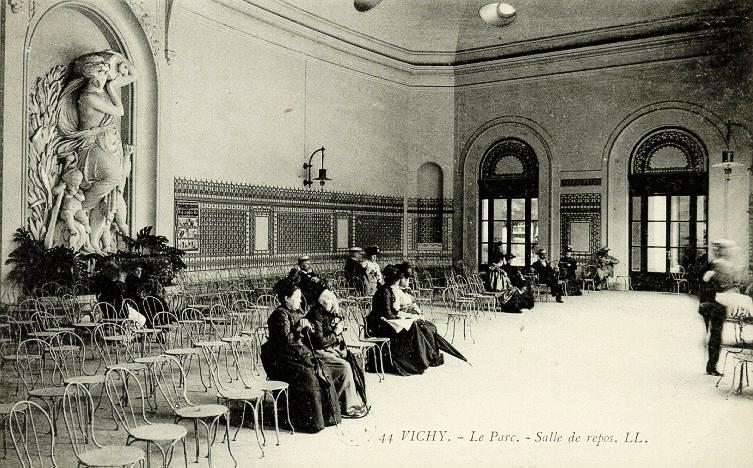 44 VICHY - LE PARC - SALLE DE REPOS_0