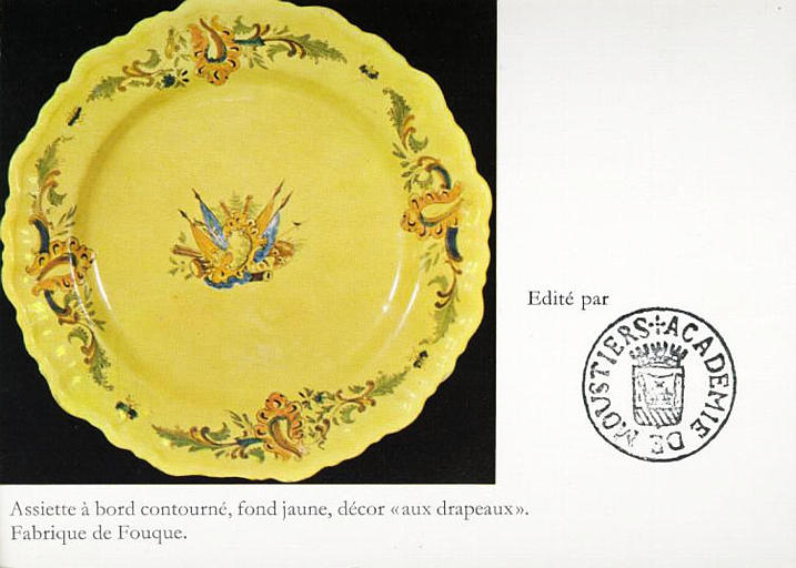 ASSIETTE A BORD CONTOURNE, FOND JAUNE, DECOR 'AUX DRAPEAUX'. FABRIQUE DE FOUQUE_0