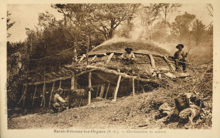 Saint-Etienne-les-Orgues (B.-A.). - Charbonnière en activité_0