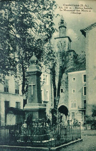 CASTELLANE (B.-A.) ALT. 720 M - STATION ESTIVALE - LE MONUMENT AUX MORTS ET L'HORLOGE_0