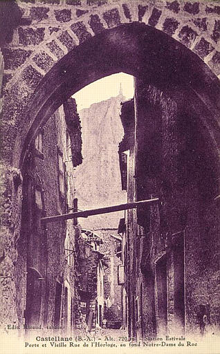 CASTELLANE(B.-A.) - ALT. 720 M - STATION ESTIVALE - PORTE ET VIEILLE RUE DE L'HORLOGE, AU FOND NOTRE-DAME DU ROC_0