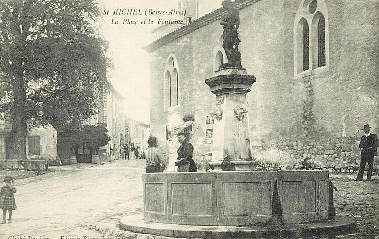 ST-MICHEL (BASSES-ALPES) - LA PLACE ET LA FONTAINE_0
