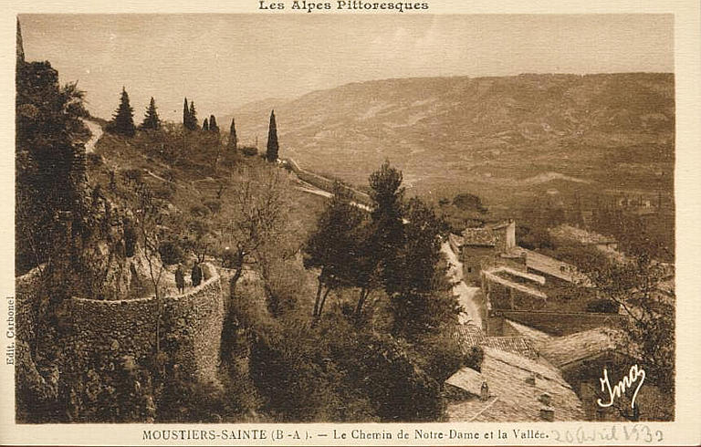 LES ALPES PITTORESQUES - MOUSTIERS-SAINTE (B.-A.) - LE CHEMIN DE NOTRE-DAME ET LA VALLEE_0