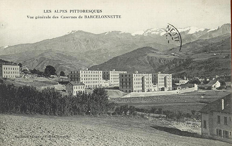 LES ALPES PITTORESQUES - VUE GENERALE DES CASERNES DE BARCELONNETTE_0