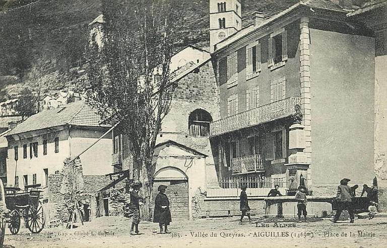 LES ALPES 385 VALLEE DU QUEYRAS - AIGUILLES (1469 M) - PLACE DE LA MAIRIE_0