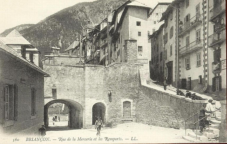 560 BRIANÇON - RUE DE LA MERCERIE ET LES REMPARTS_0