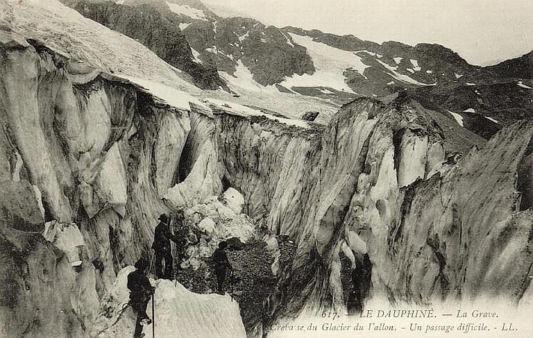 617 LE DAUPHINE - LA GRAVE - CREVASSE DU GLACIER DE L'ALLON - UN PASSAGE DIFFICILE_0