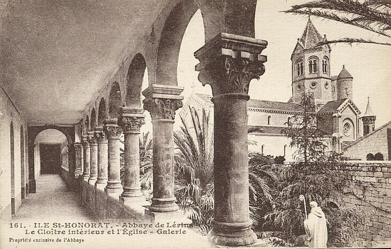 161 - ILE ST HONORAT. ABBAYE DE LERINS / LE CLOITRE INTERIEUR ET L'EGLISE - GALERIE_0