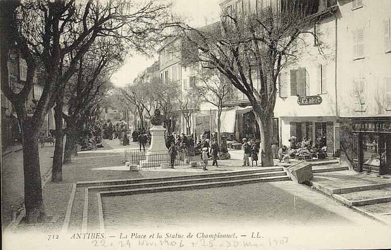 712. ANTIBES - LA PLACE ET STATUE DE CHAMPIONNET_0